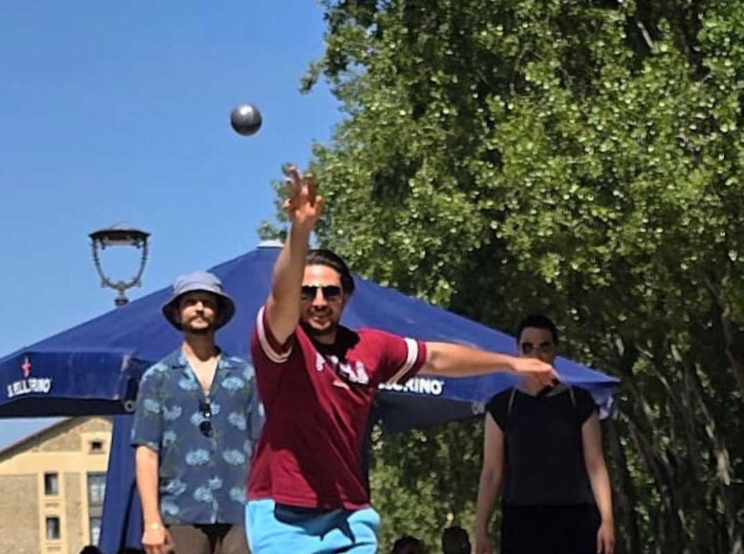 Photo des étudiants de l'École Suisse en train de jouer à la pétanque