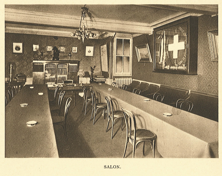 Salon de notre école de français dans les années 30