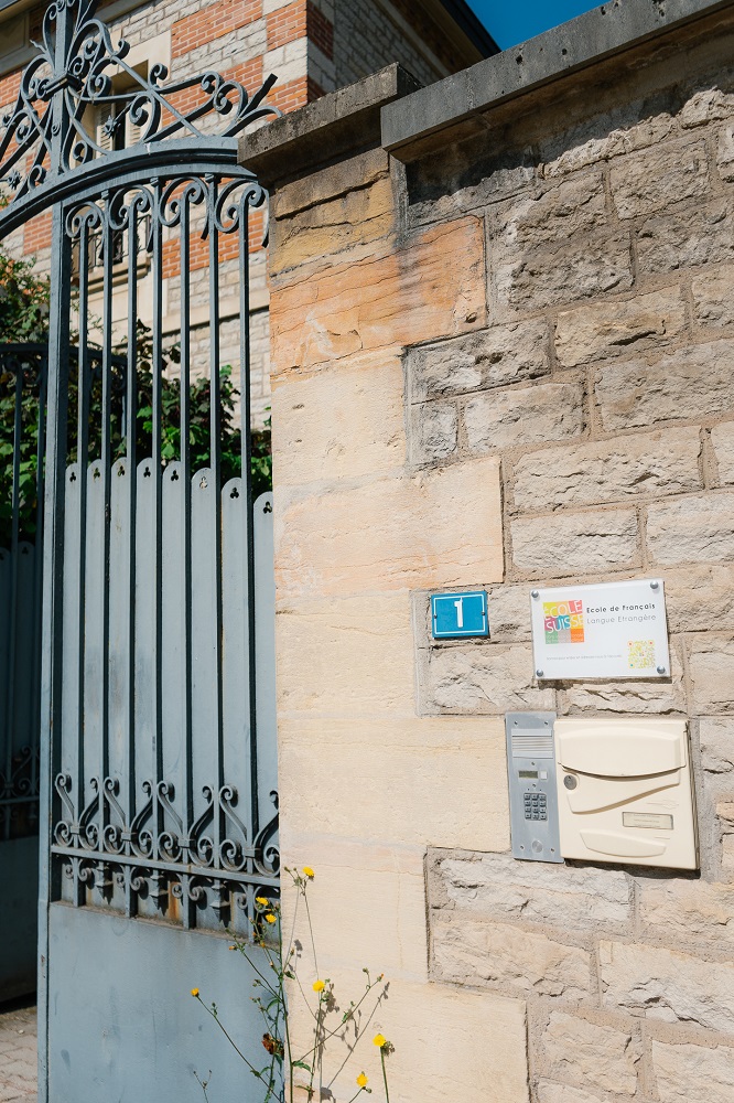 L'entrée de l'École Suisse Internationale à Dijon