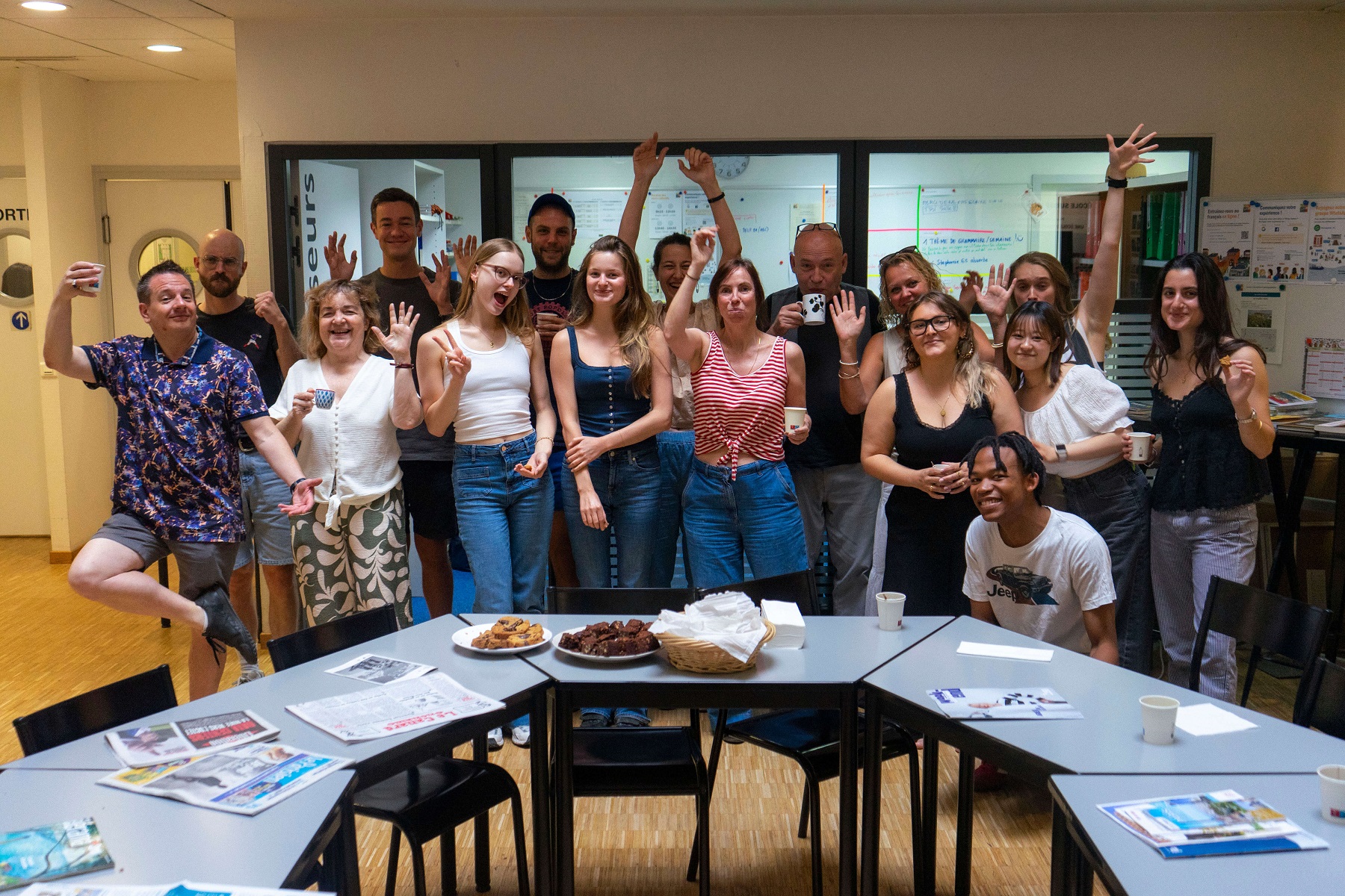 Photo de groupe de nos étudiants qui apprennent le français dans une ambiance conviviale à Paris
