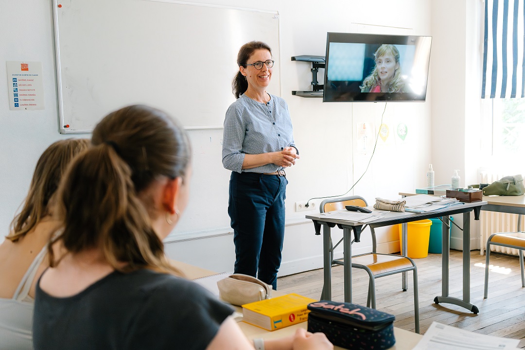 Photo d’un cours de français dans notre école de Dijon pour un séjour linguistique en immersion