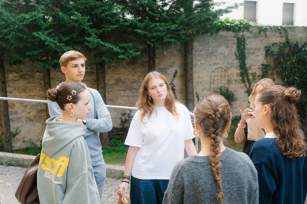 Unsere ausländischen Schüler machen eine Pause an der École Suisse de Dijon