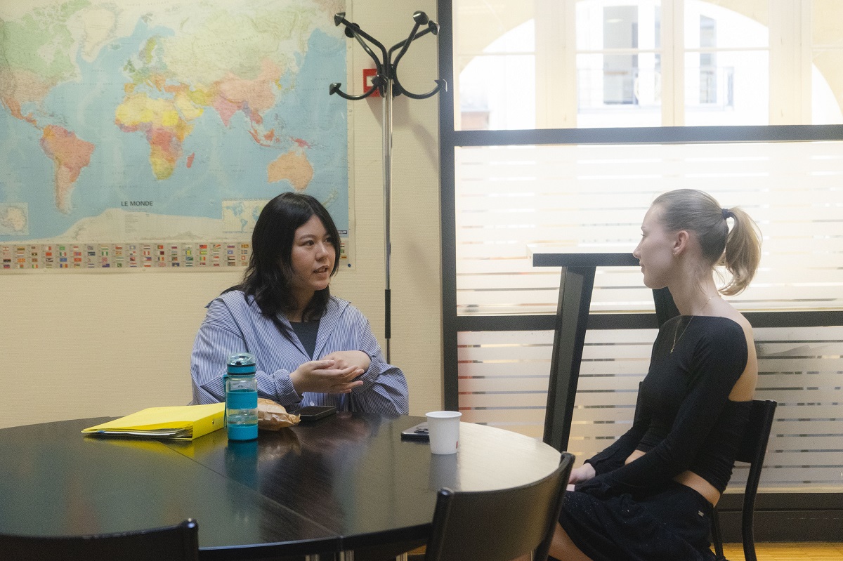 Nos étudiantes discutent en français pendant la pause