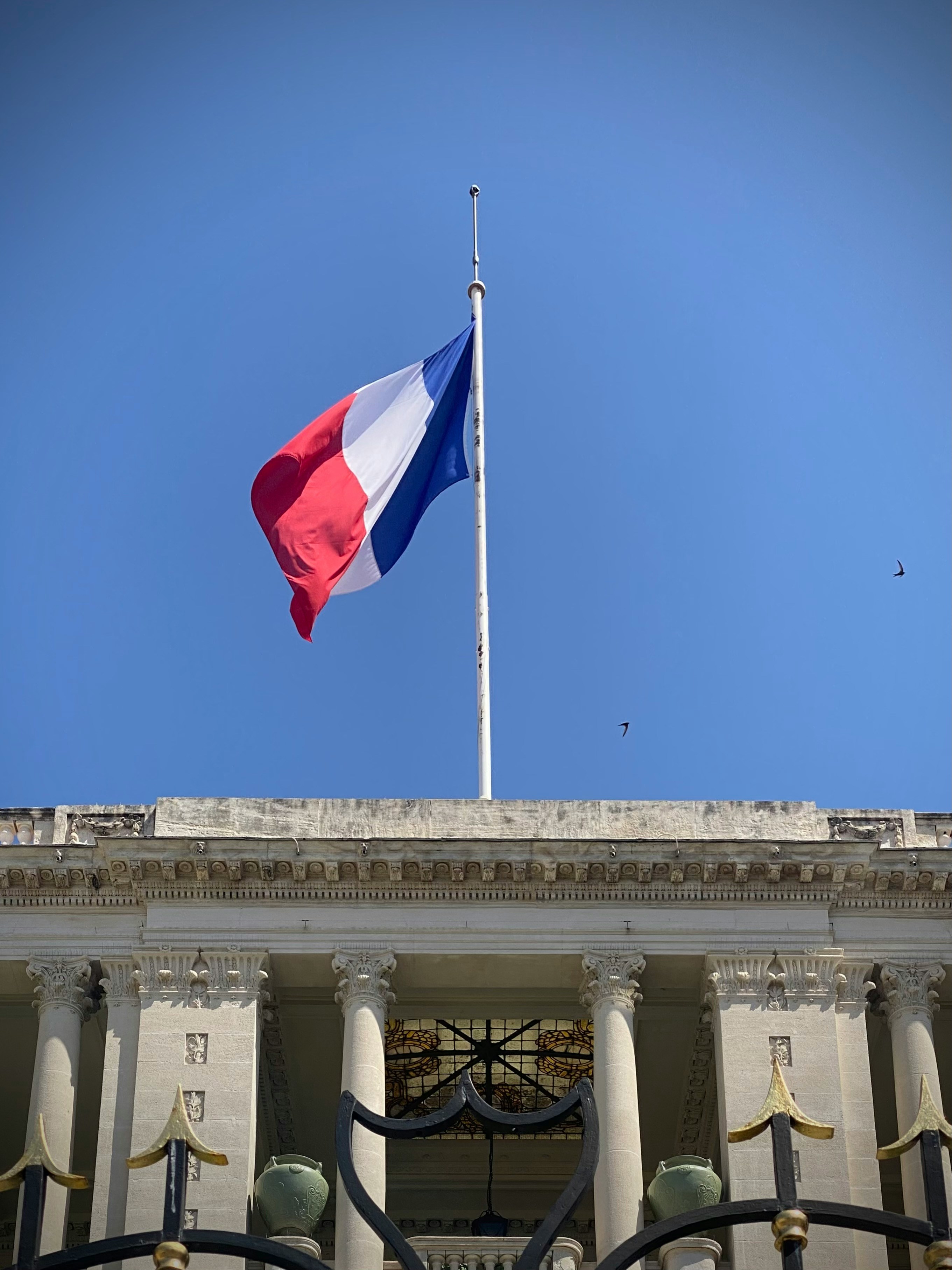 Obtenir la naturalisation et devenir français : niveau de français B2, examen civique et entretien