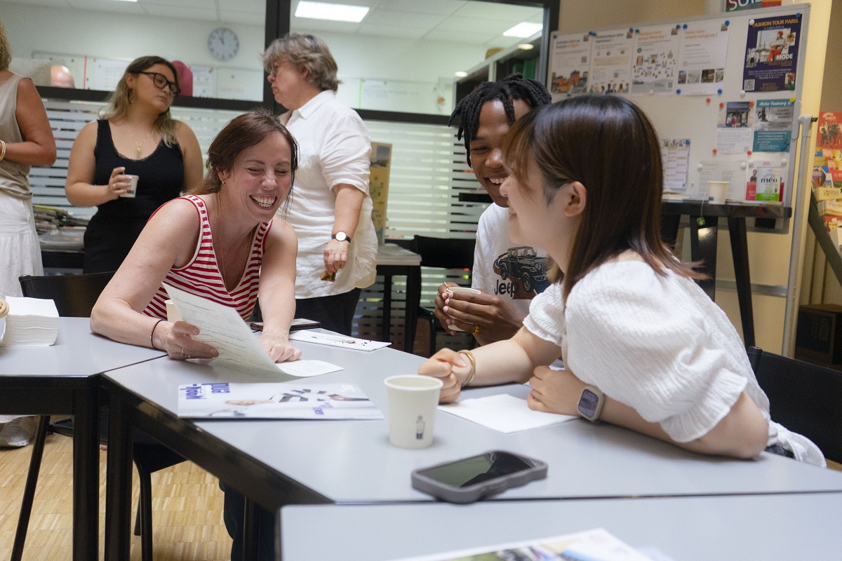 photo de nos étudiants qui discutent entre les cours de français