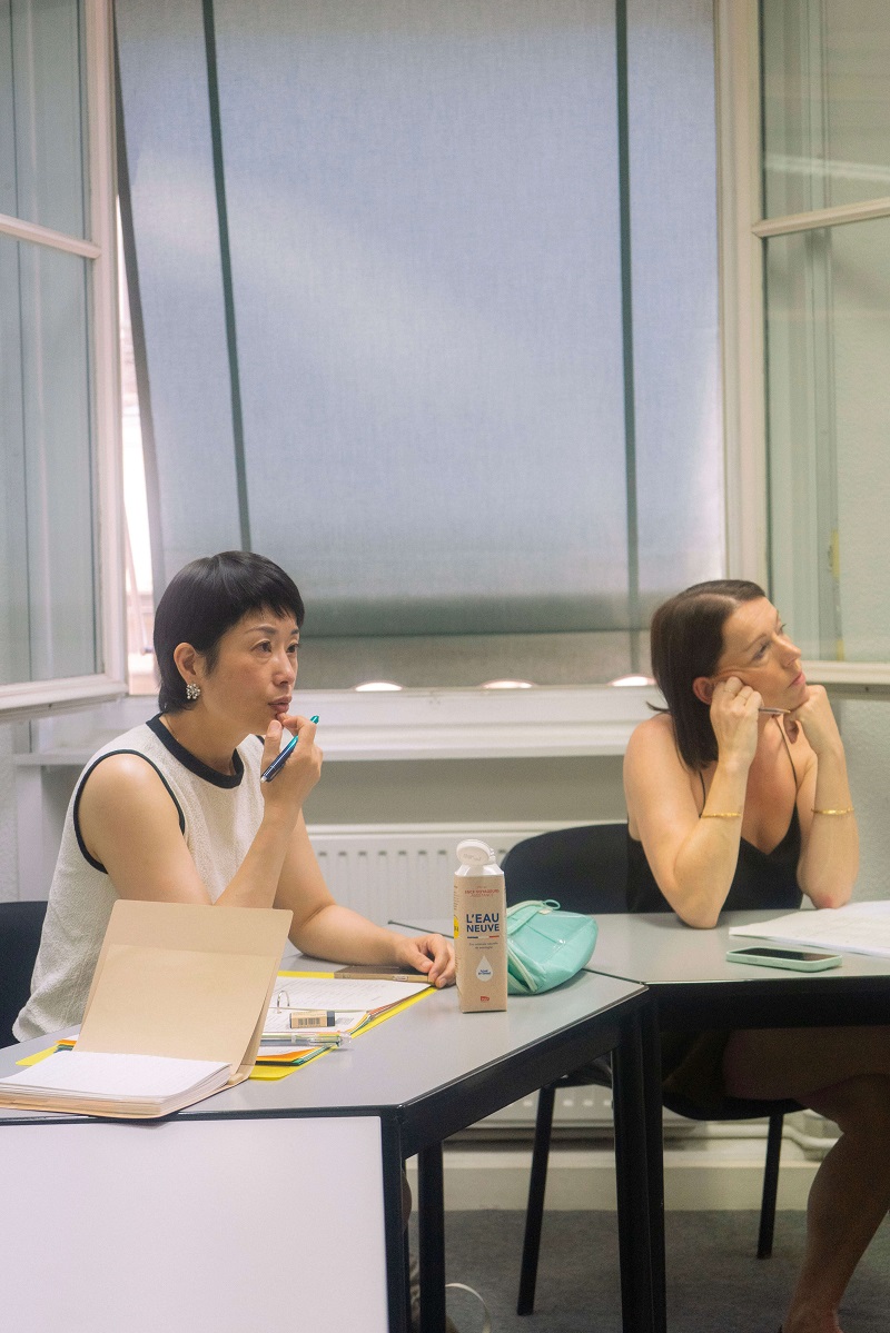 Nos étudiants en cours de français dans notre école de Paris