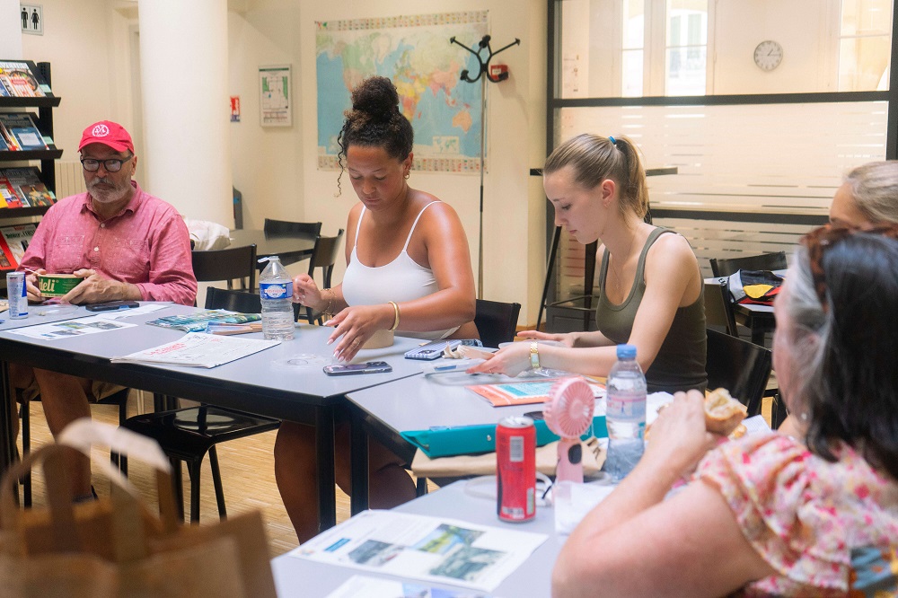 Nos étudiants étrangers en salle de pause à l'École Suisse Paris