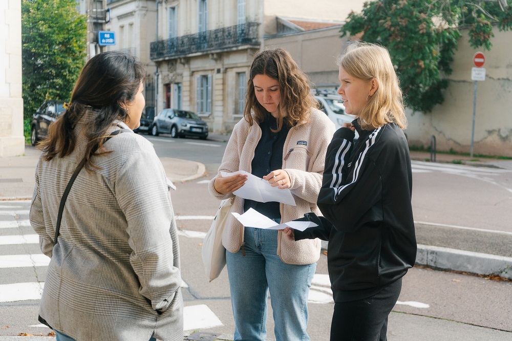 Nos étudiants en enquête auprès de la population locale à Dijon