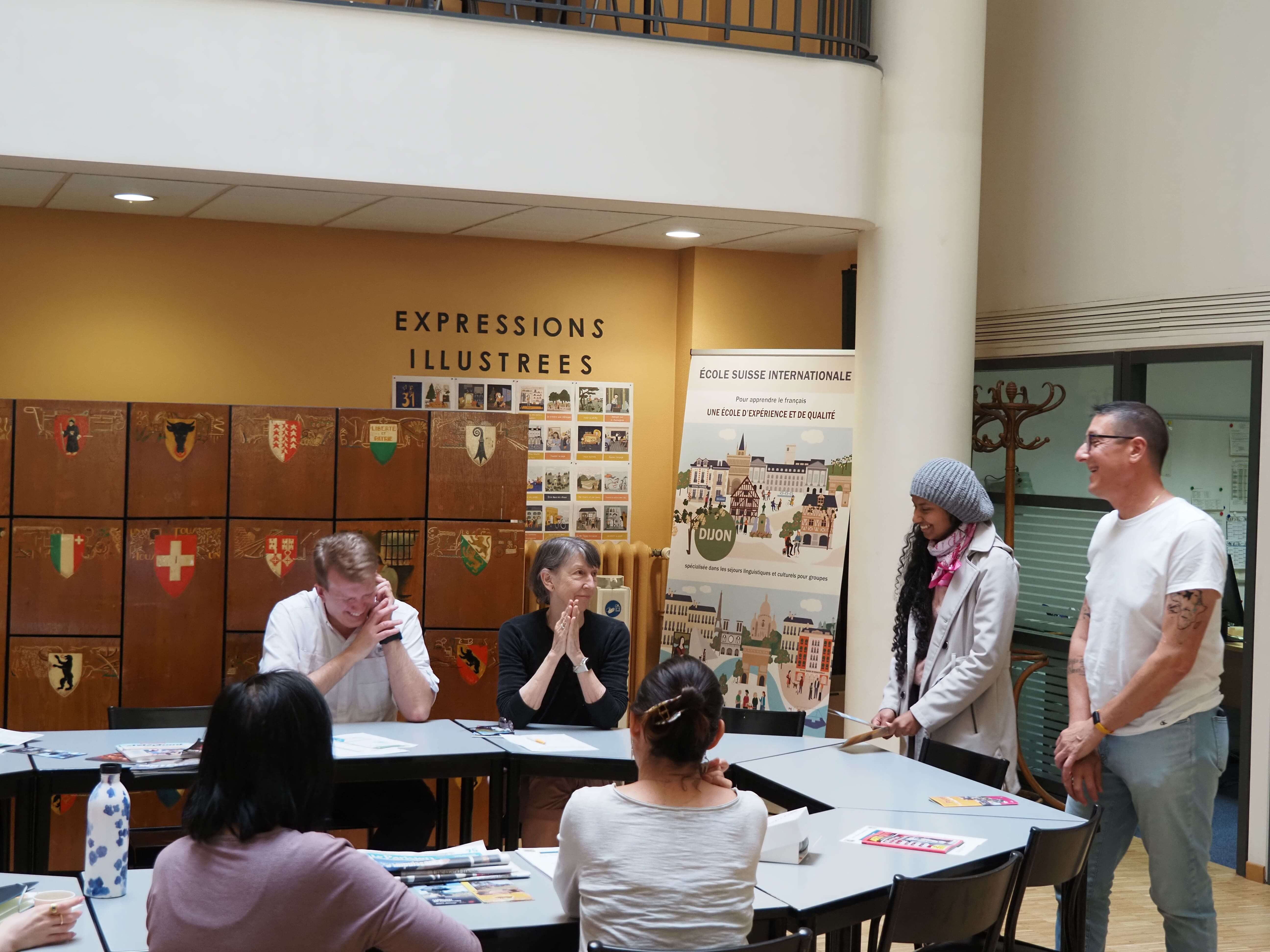 Photo de la grande salle à l'École Suisse Internationale de Paris