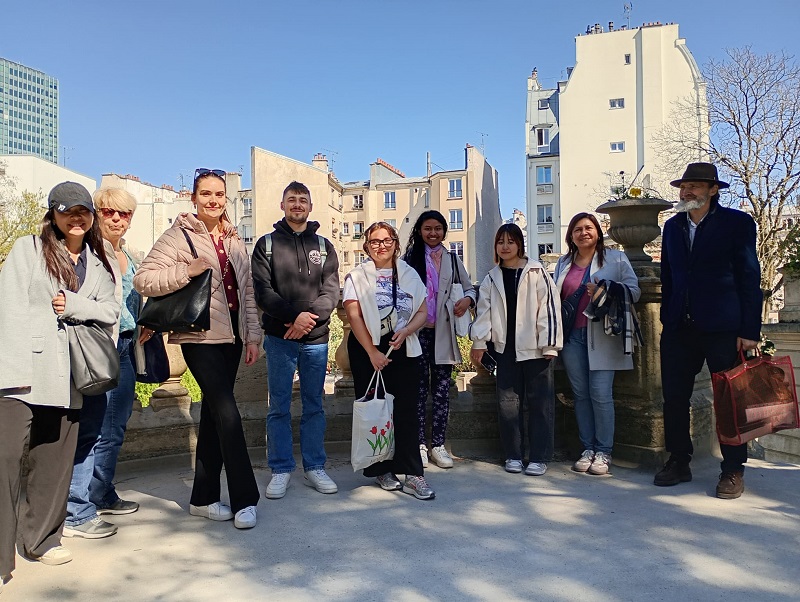 Étudiants internationaux apprenant le français pour intégrer une université en France