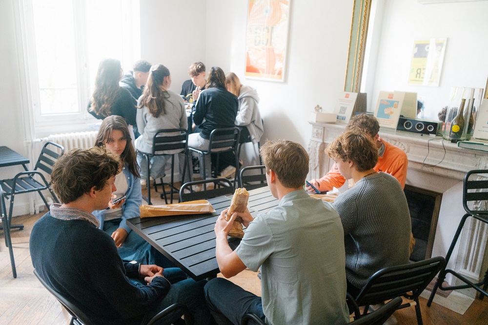 Unsere ausländischen Studierenden in der Mittagspause während ihres Sprachaufenthalts in Frankreich