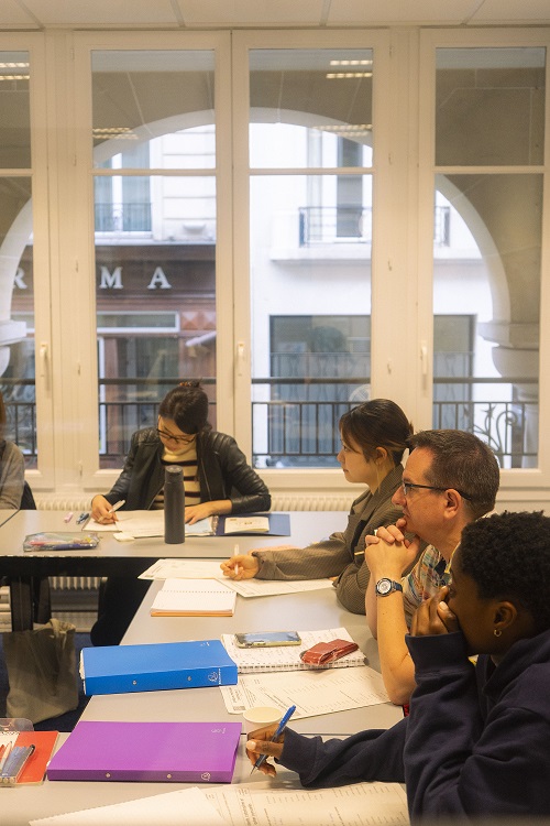 Petit groupe d’étudiants à l’École Suisse de Paris