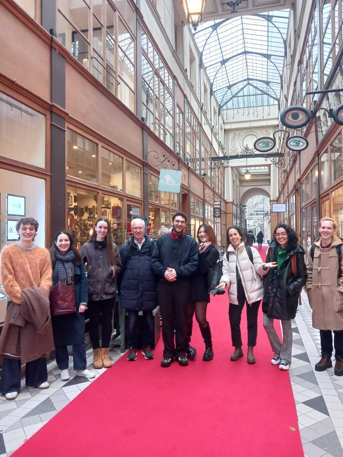 Une sortie culturelle dans les passages couverts de Paris avec les étudiants de l'École Suisse