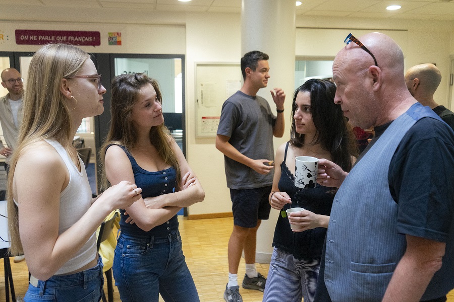 soirée animée à l'École Suisse de Paris avec les étudiants et leurs professeurs