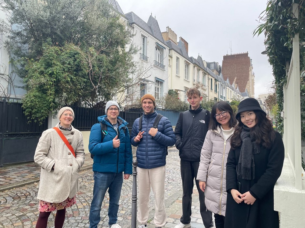 Our students during a cultural outing (its' every Wednesday at École Suisse in Paris)